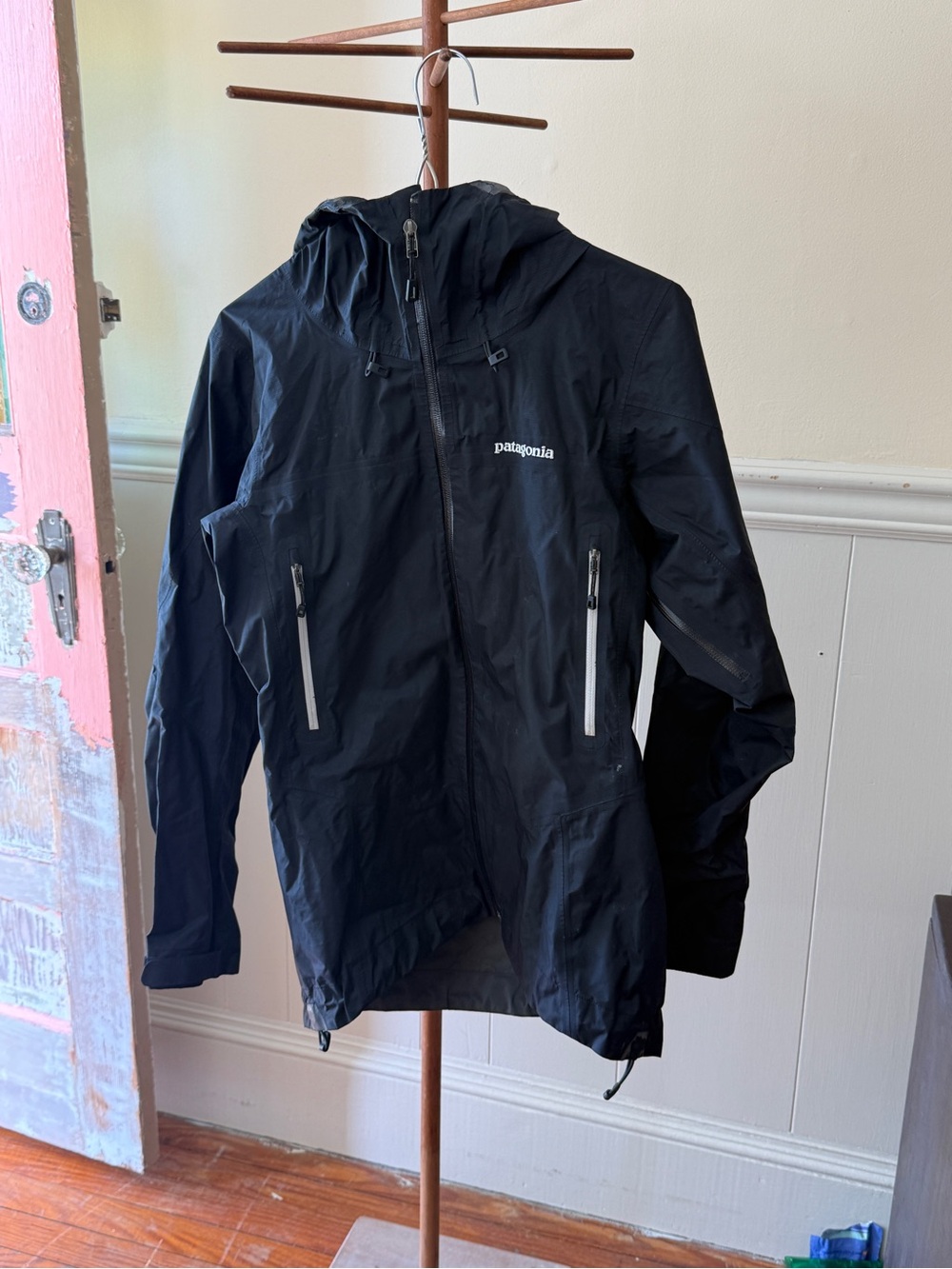 Patagonia Women’s Black Super Cell Gore-Tex Waterproof Hooded Rain Jacket